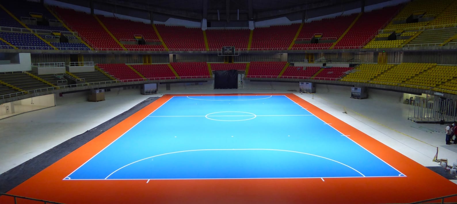 Cancha deportiva con recubrimiento profesional